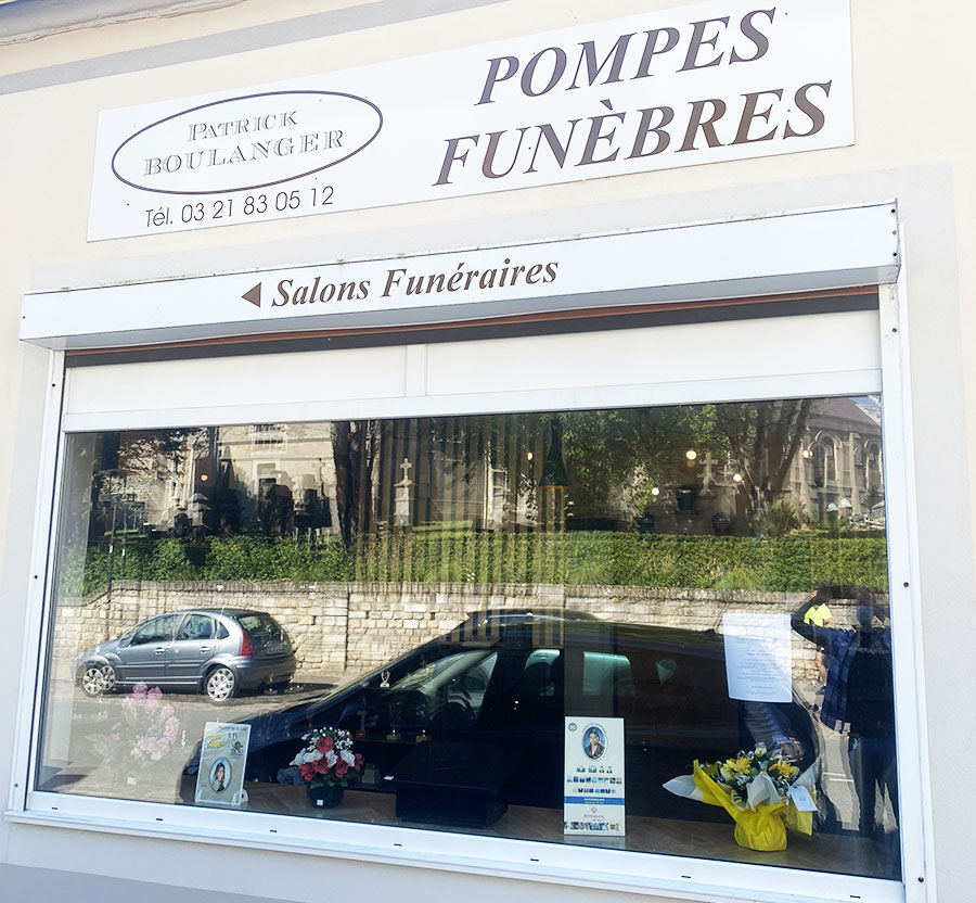 Pompes-Funebres-Boulanger-06 Depuis plus de 12 ans, les Pompes Funèbres Boulanger de Wimille assistent les familles venant de perdre un être proche dans les démarches administratives et l’organisation des obsèques. 12